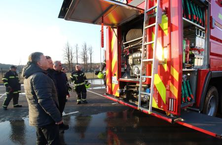 Prispetje nove avtocisterne PGD Cerknica 13 FOTO LJUBO VUKELIČ
